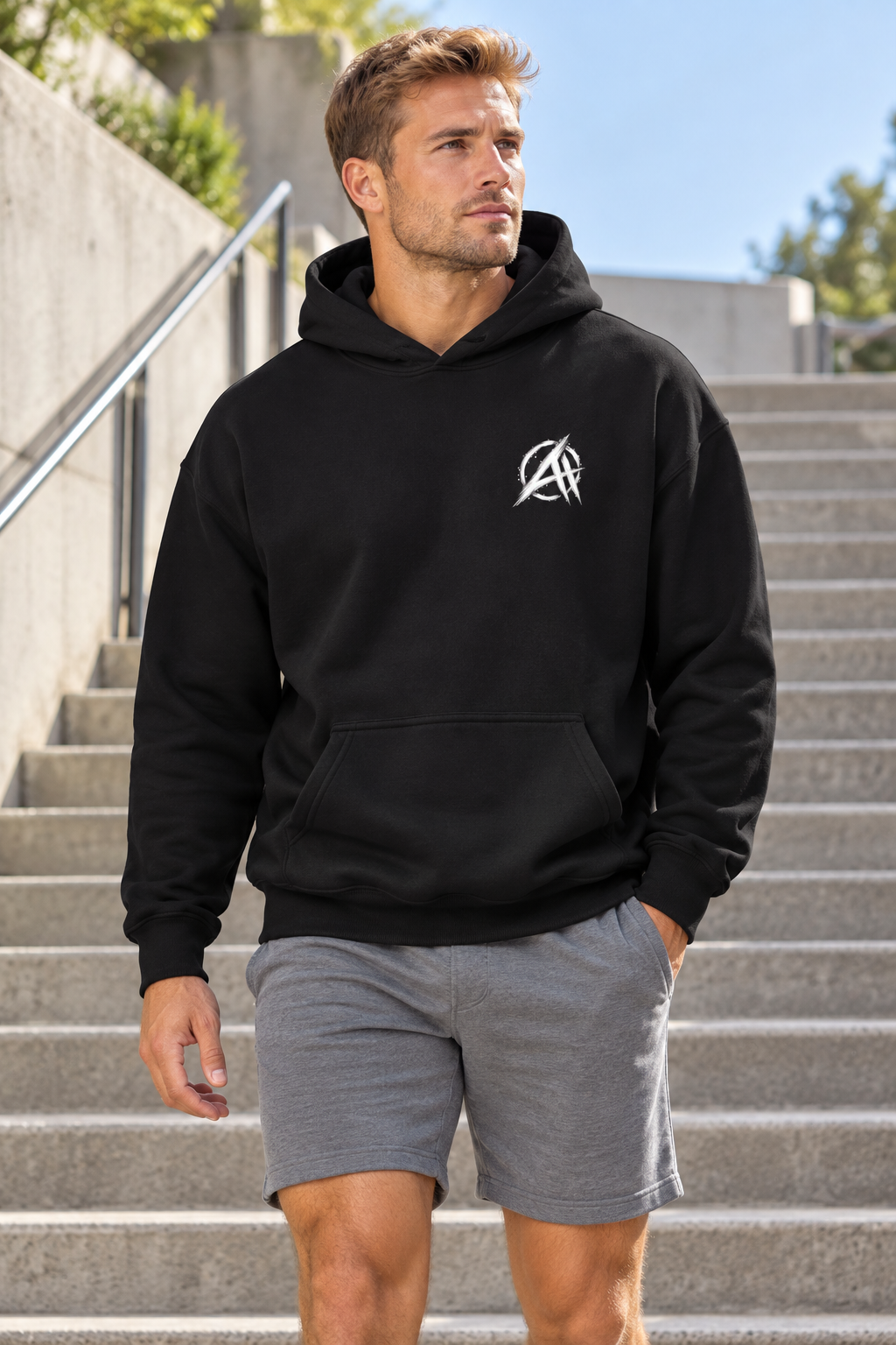 AFTRVALE Zwarte Hoodie op model