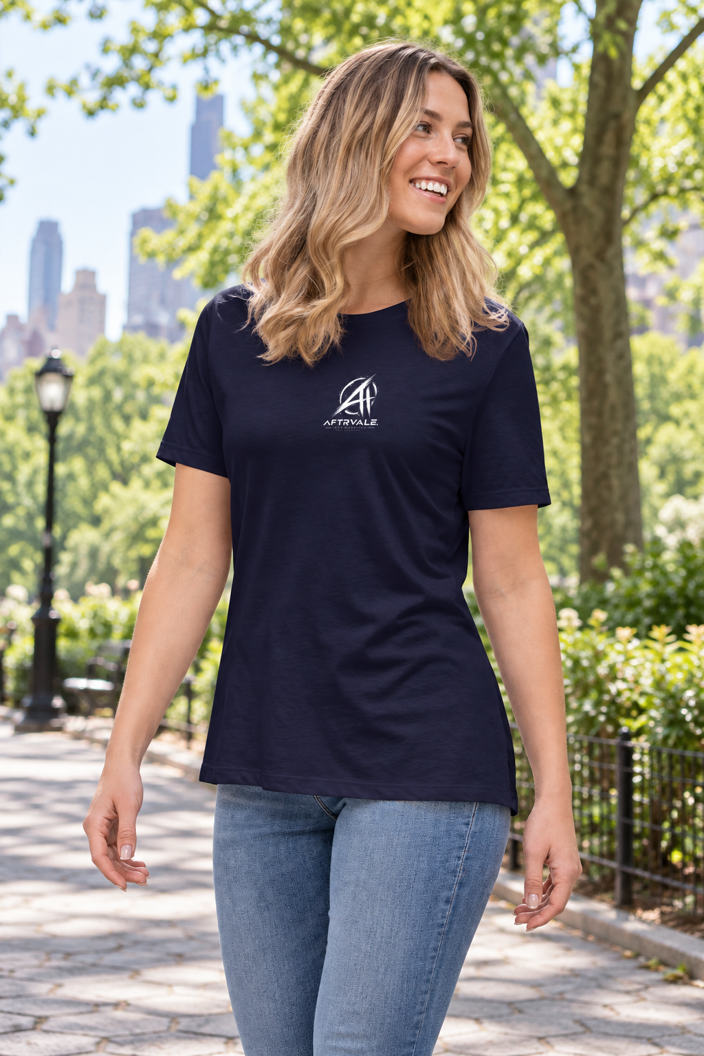 AFTRVALE Vrije Vorm — T-shirt voor Dames op model